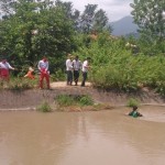 امدادگران هلال احمر در حال تجسس برای کشف جسد فرد مفقود شده در کانال آب/عکس
