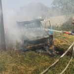 خودروي وانت نيسان در دهستان گشت دچار حريق شد/آتش زدن زباله در حاشيه باغ چاي در منطقه كردمحله /عكس