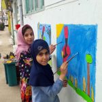 جمعی از کودکان هنرجو آموزشگاه چیکا فومن با صداقت و مهربانی خود و نقاشی بر روی دیوار به استقبال نوروز ۹۶ رفتند/تصاویر